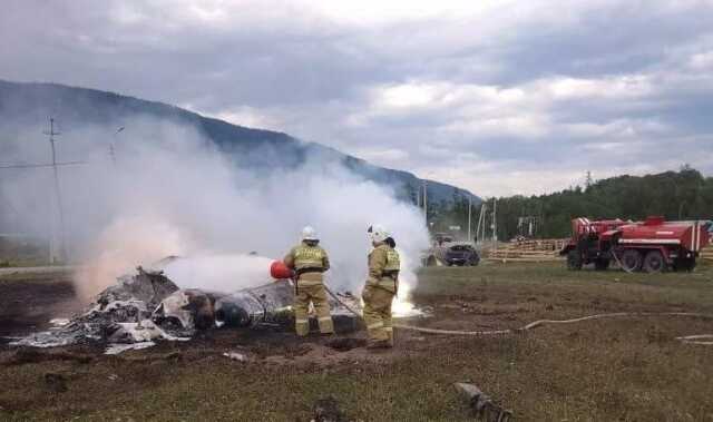 Rusya'da Turistleri Taşıyan Helikopter Elektrik Kablolarına Takılarak Düştü: 6 Ölü, 7 Yaralı Rusya'da Turistleri Taşıyan Helikopter Elektrik Kablolarına Takılarak Düştü: 6 Ölü, 7 Yaralı