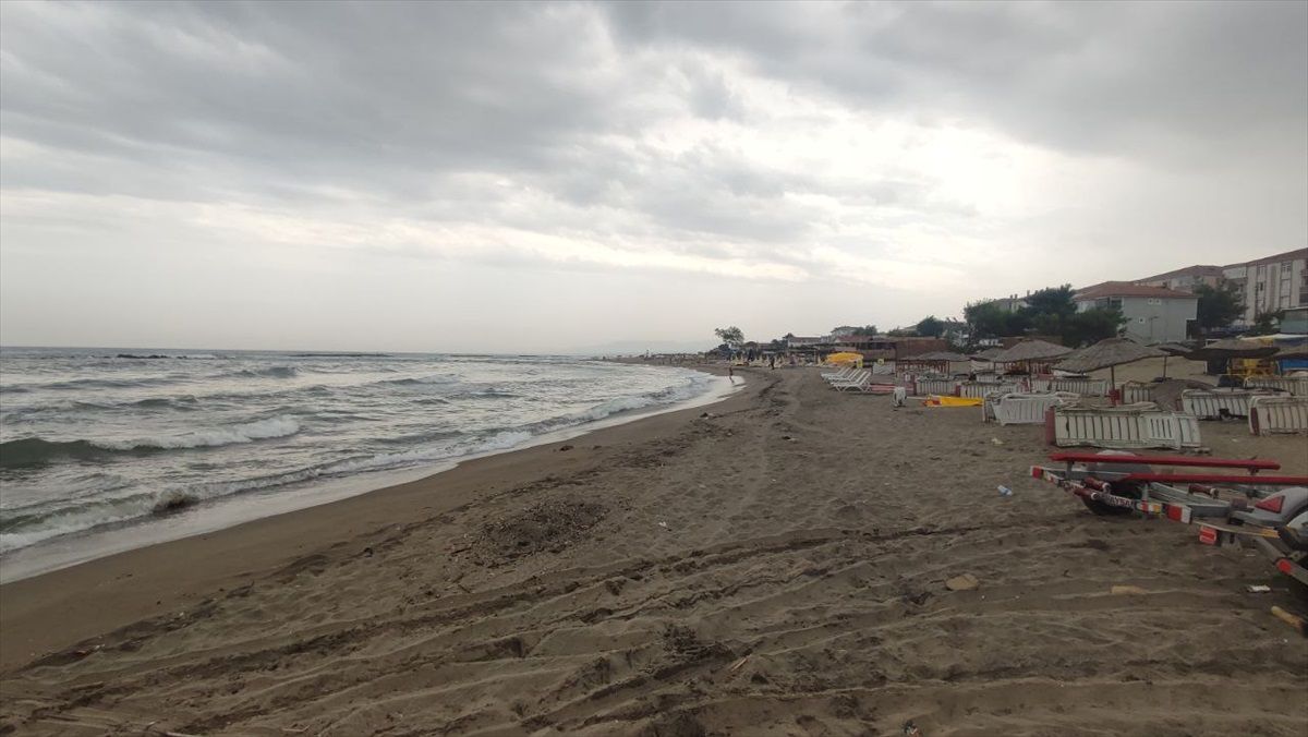 Sakarya\'da Dalga ve Rip Akıntısı Nedeniyle Denize Giriş Yasaklandı