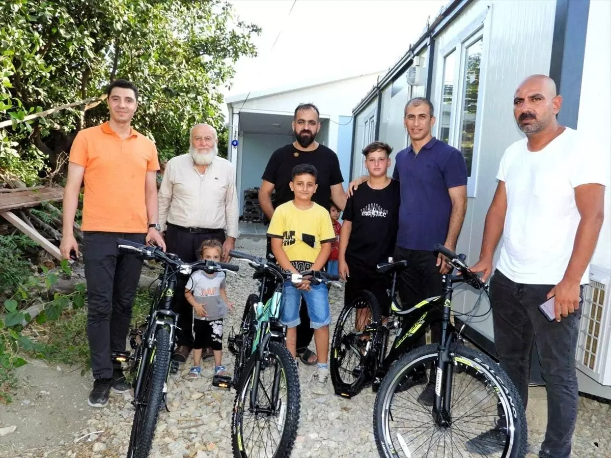 Samandağ Kaymakamı Mehmet Aksu, depremzedelerle görüştü