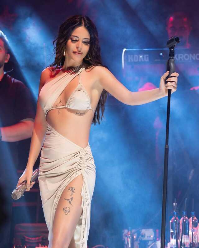 Seyirciyi kesilen elektrikler bile durduramadı! 'Aşkın Olayım' şarkısını duyan Simge hüngür hüngür ağladı Seyirciyi kesilen elektrikler bile durduramadı! 'Aşkın Olayım' şarkısını duyan Simge hüngür hüngür ağladı