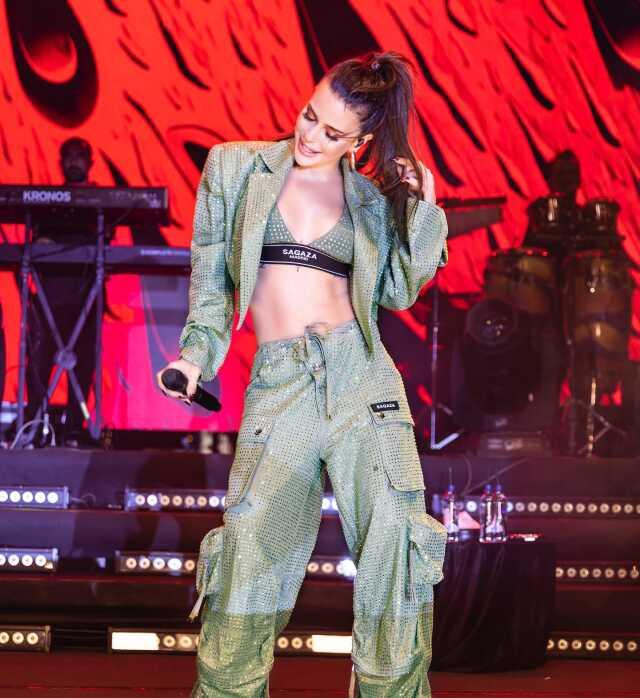 Seyirciyi kesilen elektrikler bile durduramadı! 'Aşkın Olayım' şarkısını duyan Simge hüngür hüngür ağladı Seyirciyi kesilen elektrikler bile durduramadı! 'Aşkın Olayım' şarkısını duyan Simge hüngür hüngür ağladı