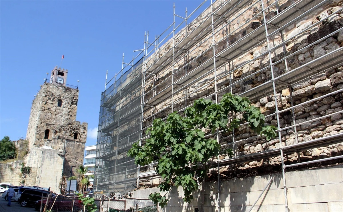 Sinop\'ta Tarihi Kale Surları ve Saat Kulesi Restorasyonu Devam Ediyor