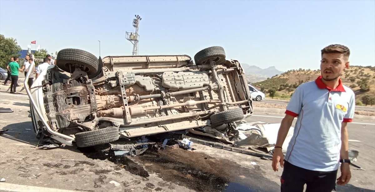 Şırnak\'ta Kamyonet ile Tır Çarpışması: 1 Ölü, 3 Yaralı