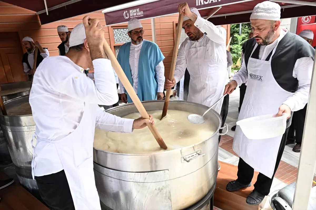 İstanbul\'da Sümbül Efendi Merkez Tekkesi\'nde 5 Bin Kişilik Aşure Kaynatıldı