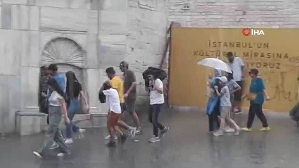 Taksim\'de Sağanak Yağış Yetkili Oldu