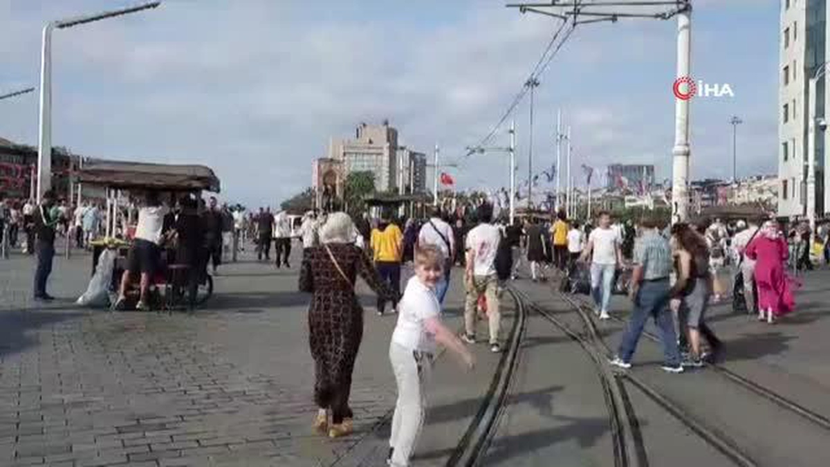 Taksim\'de sağanak yağışın ardından güneş açtı