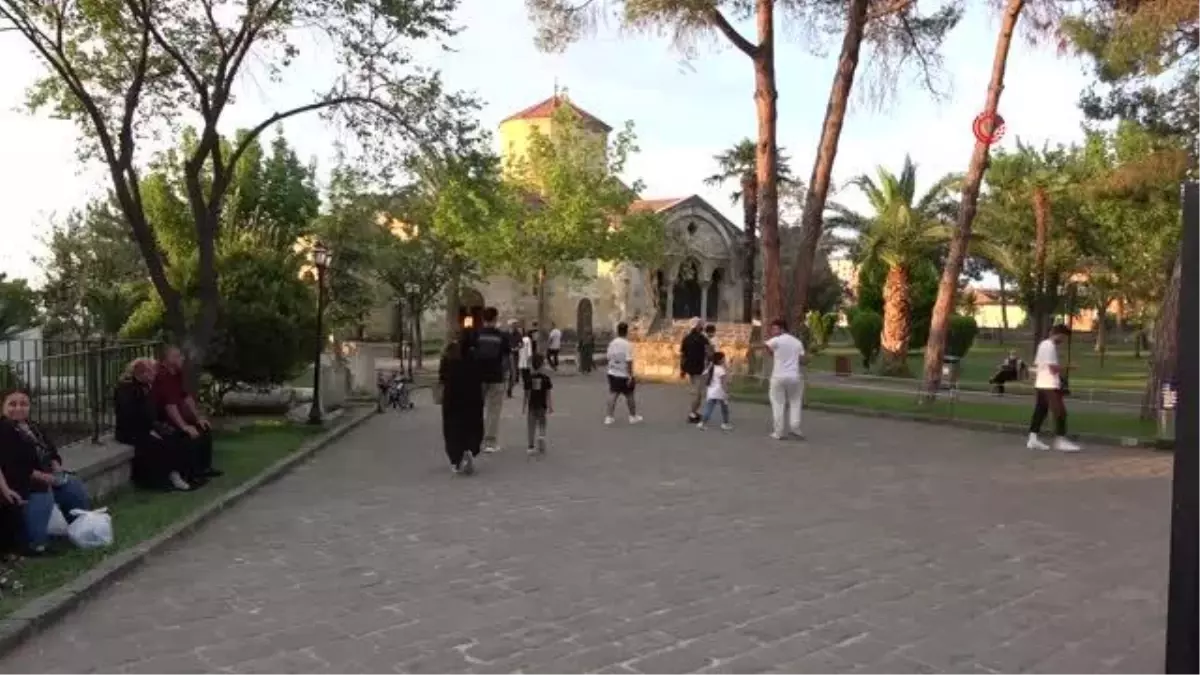 Trabzon\'daki Ayasofya Camii\'ne yabancı turist ilgisi Arap turistlerin yanı sıra Gürcü turistler de Ayasofya\'yı görmeye geliyor