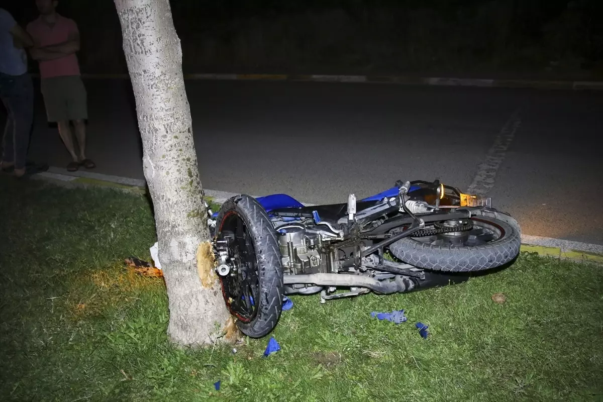 Uşak'ta Motosiklet Kazası: 2 Kişi Yaralandı