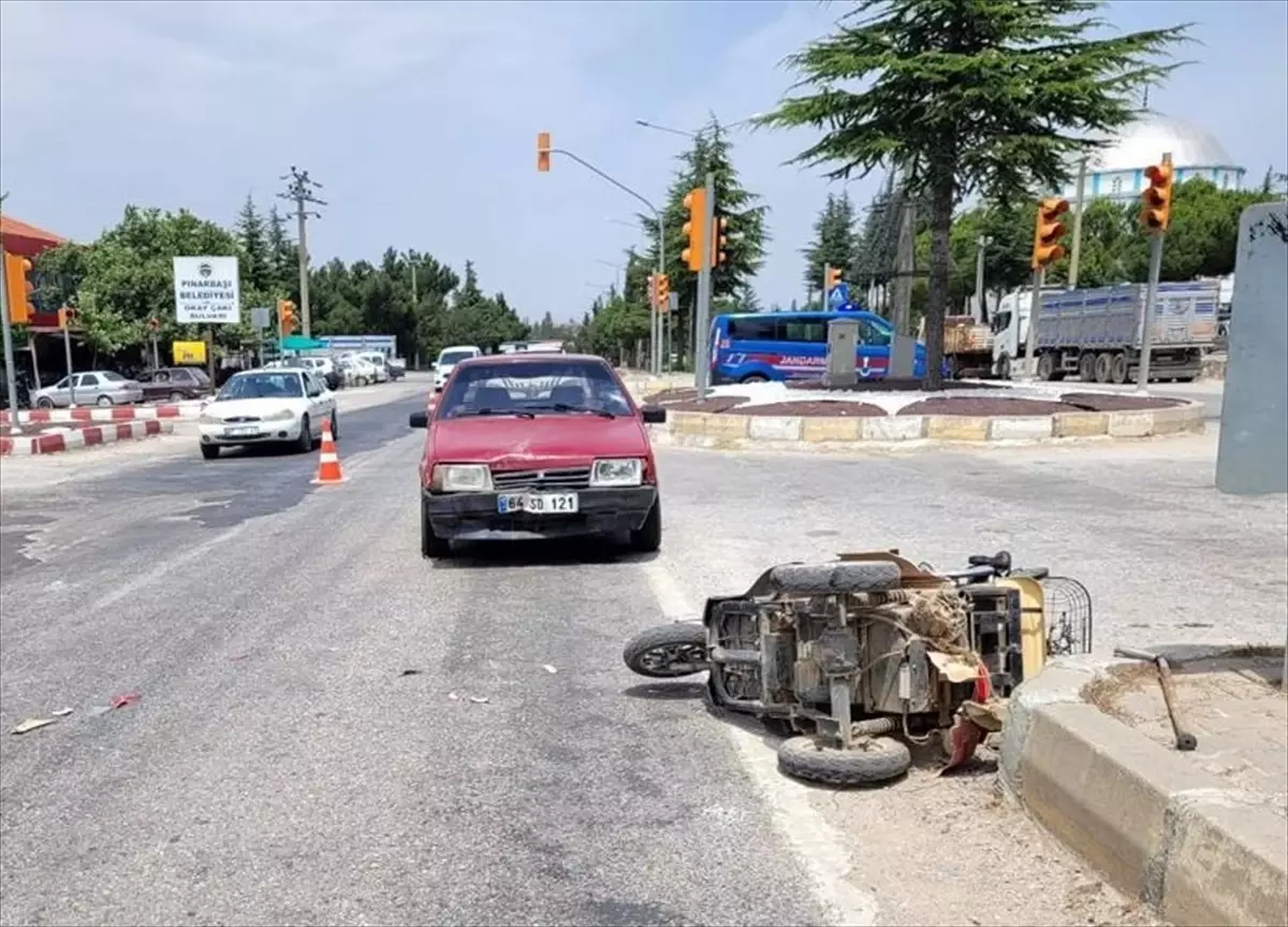 Uşak\'ta Otomobil ile Elektrikli Motosiklet Çarpıştı: 1 Yaralı