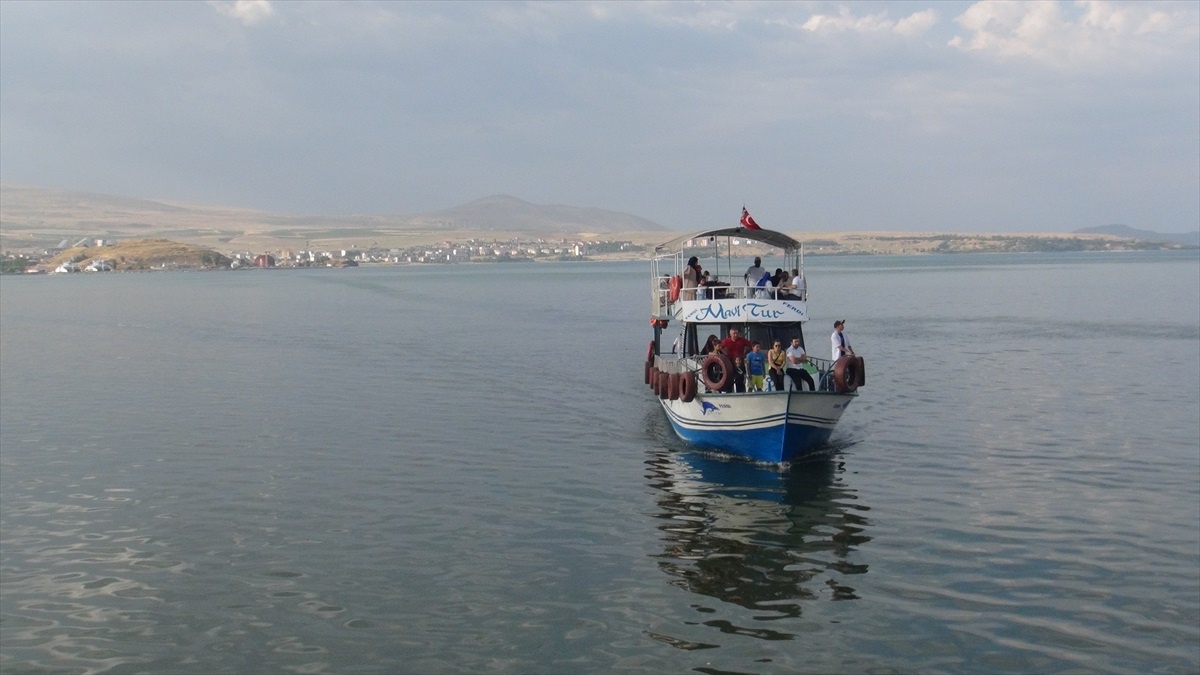 Tatvan\'da Van Gölü\'nde Tekne Turları Rağbet Görüyor