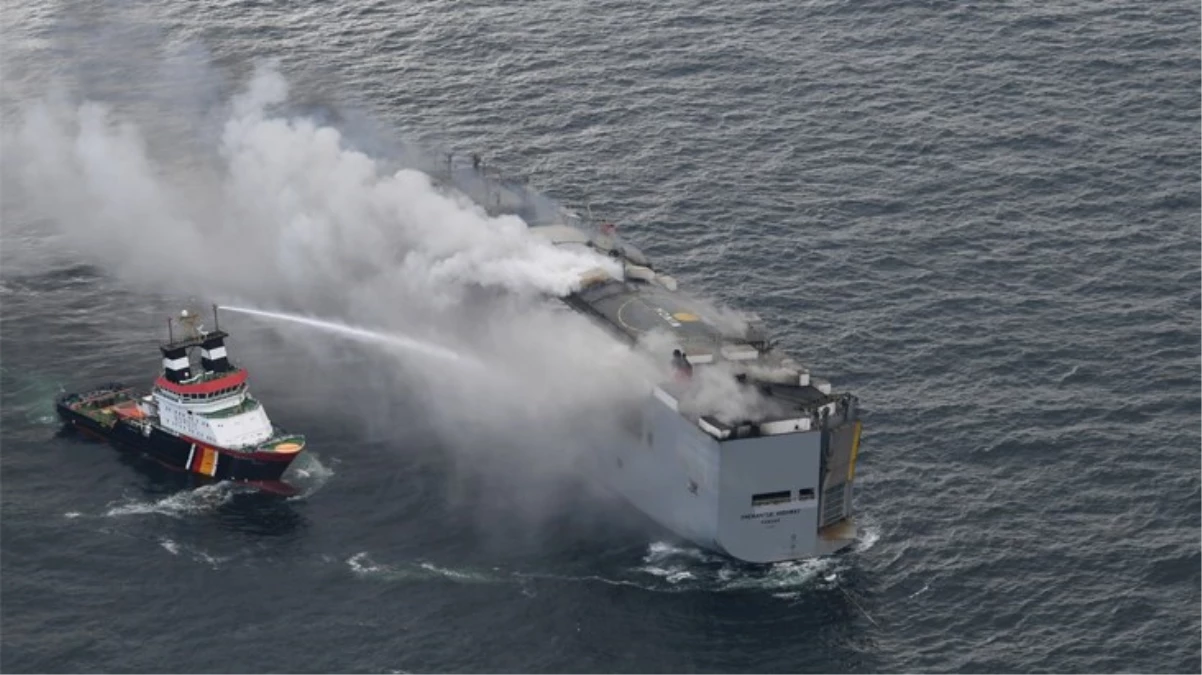 3 bin aracın bulunduğu kargo gemisindeki yangının haftalarca süreceği belirtildi