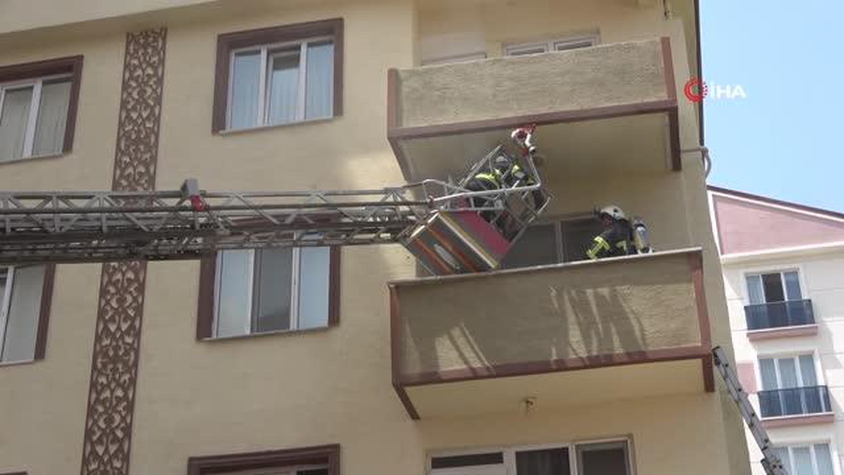 Yangında mahsur kalan 1\'i bebek 3 kişi son anda kurtarıldı