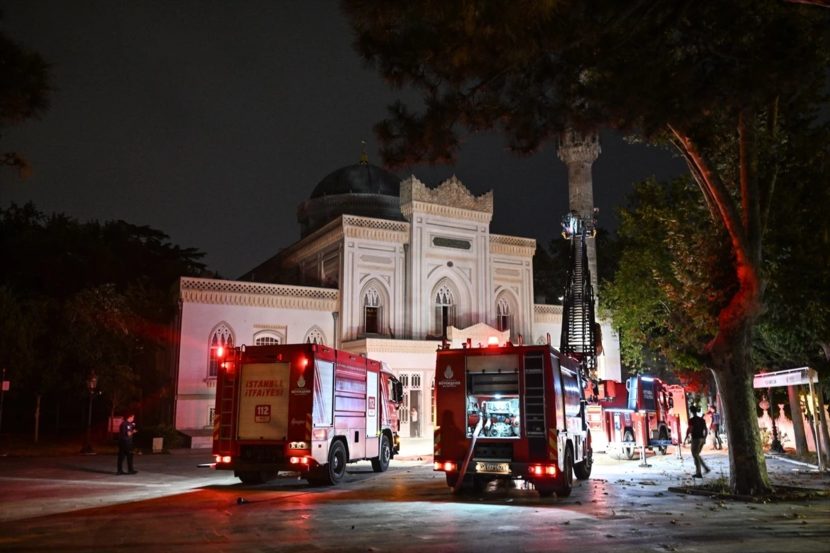 Beşiktaş\'taki Yıldız Hamidiye Camisi\'nde Yangın Çıktı