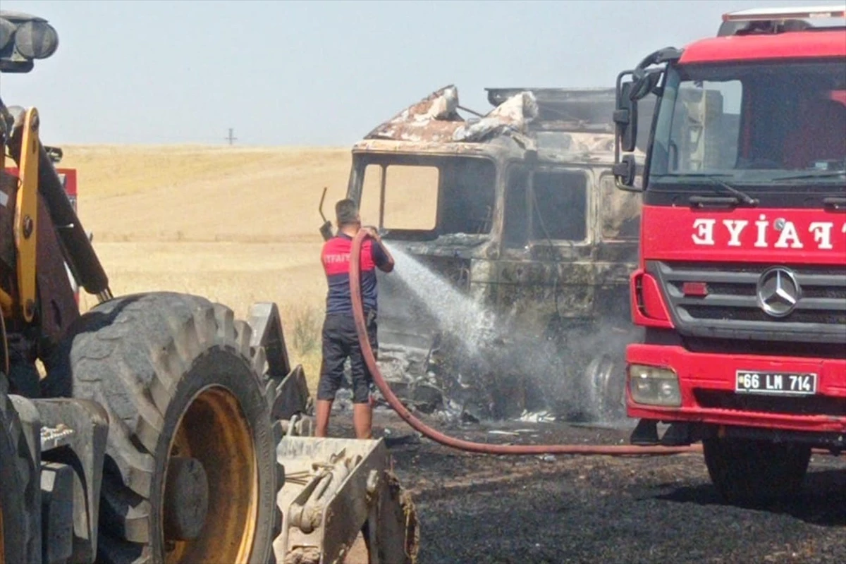 Yozgat\'ın Sorgun ilçesinde çıkan yangında 200 dekar ekili alan ve bir kamyon yandı