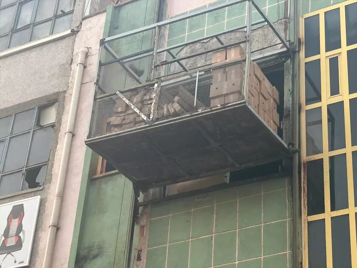 Ankara\'da başı yük asansörüne sıkışan çocuk hayatını kaybetti