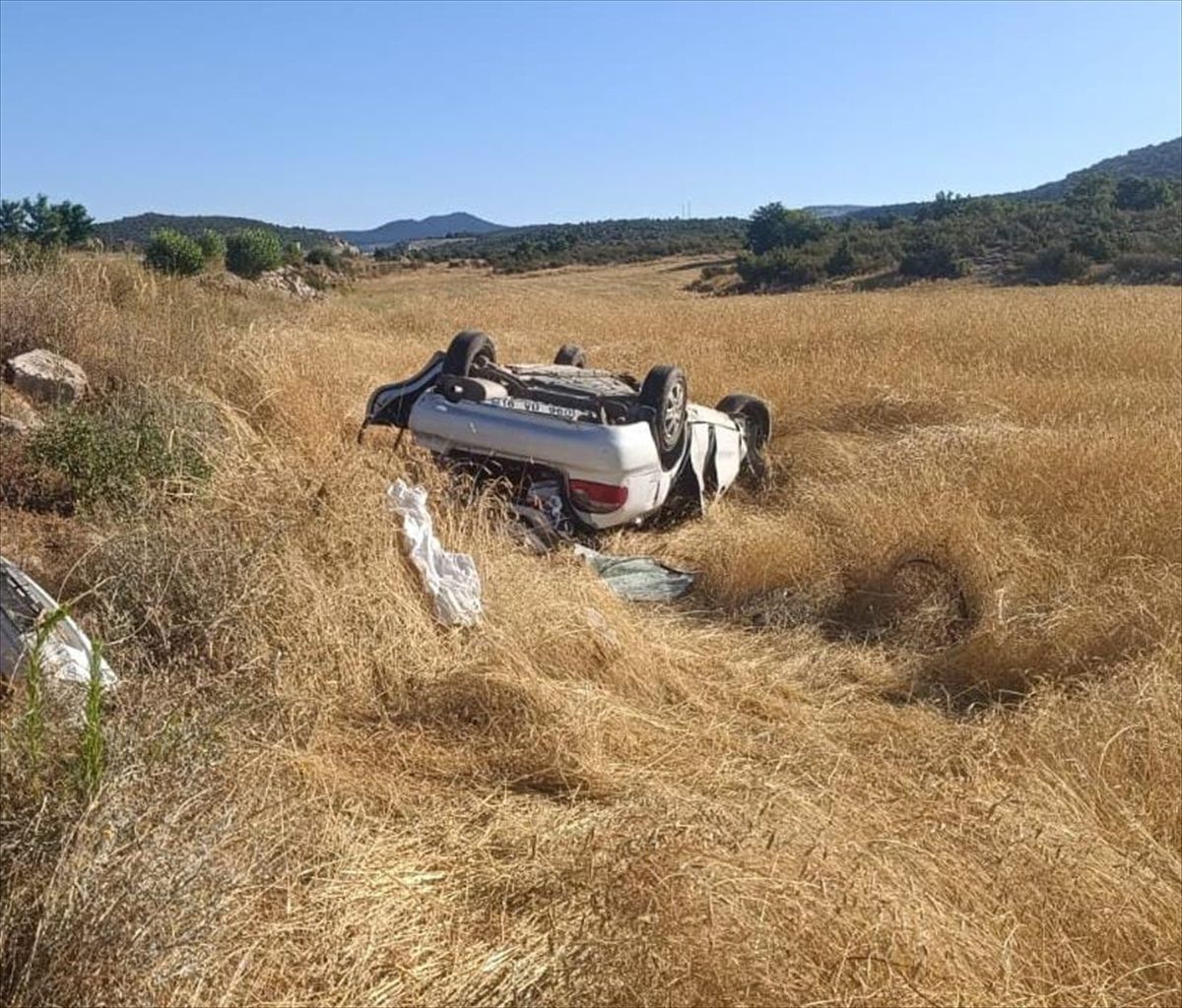 Afyonkarahisar\'da tarlaya devrilen otomobilde 1 kişi hayatını kaybetti, 5 kişi yaralandı