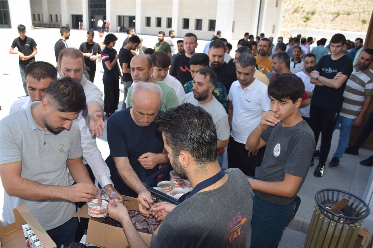 AK Parti Batman Milletvekili Ferhat Nasıroğlu Vatandaşlara Aşure İkram Etti