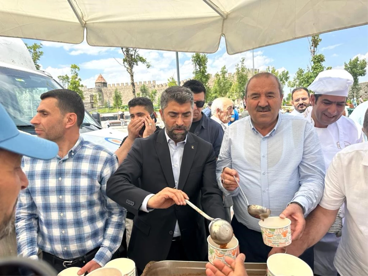 Ak Parti Erzurum İl Teşkilatı Muharrem Ayı\'nda Halka Aşure Dağıttı