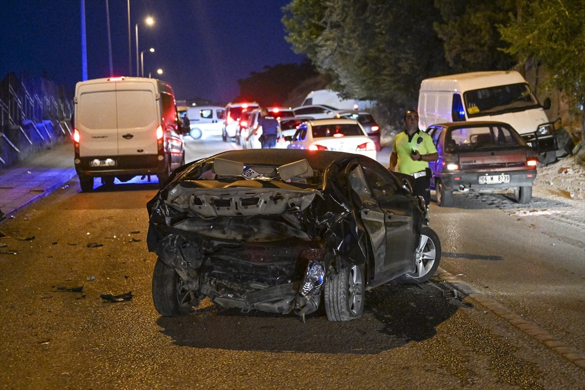 Ankara Yenimahalle\'de 10 aracın karıştığı zincirleme trafik kazasında 3 kişi yaralandı