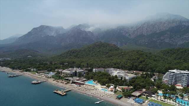 Antalya'da çıkan orman yangınına havadan ve karadan müdahale devam ediyor