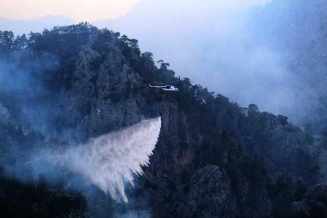 Antalya'da çıkan orman yangınına havadan ve karadan müdahale devam ediyor