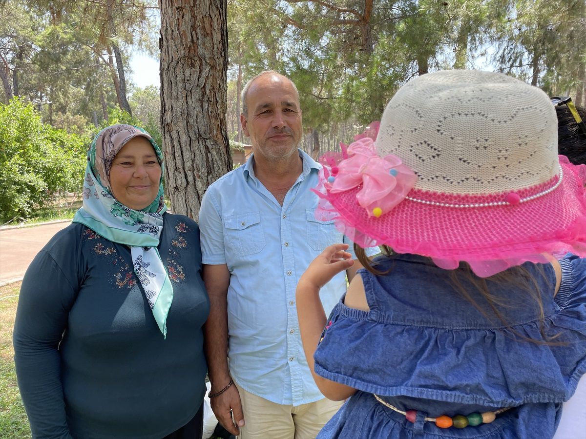 Antalya\'da Evlat Hasreti Çeken Çift, Koruyucu Aile Oldu