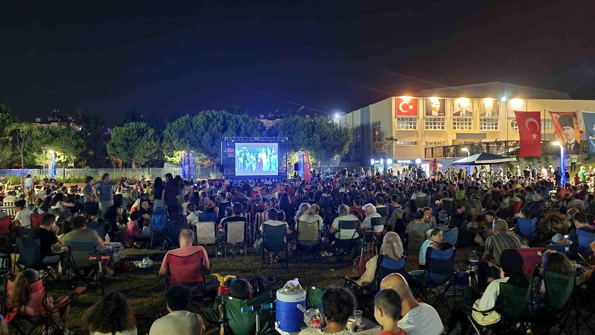 Aydın Büyükşehir Belediyesi, Mimar Sinan Parkı\'nda \'Karlar Ülkesi\' filmi gösterimi düzenledi