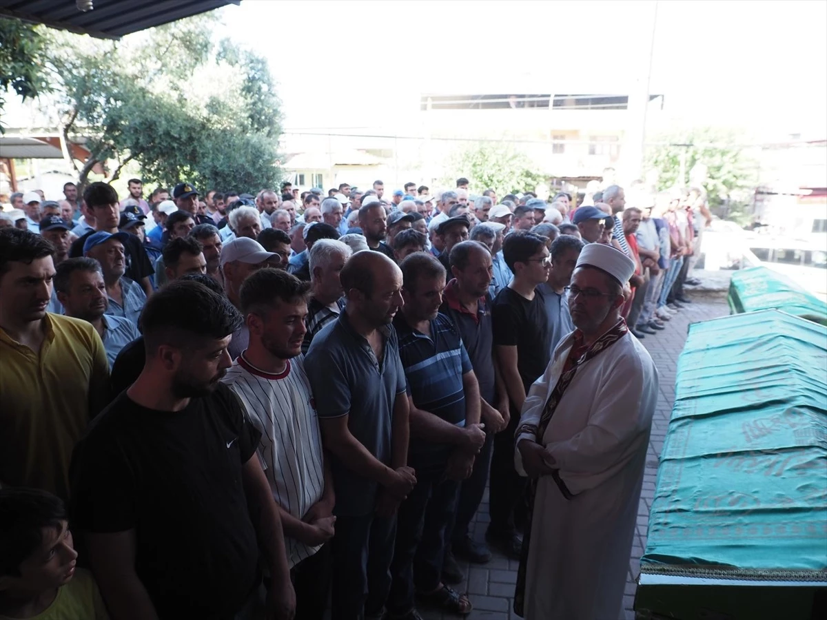 Aydın\'da Elektrik Akımına Kapılan Anne ve Kızının Cenazesi Toprağa Verildi