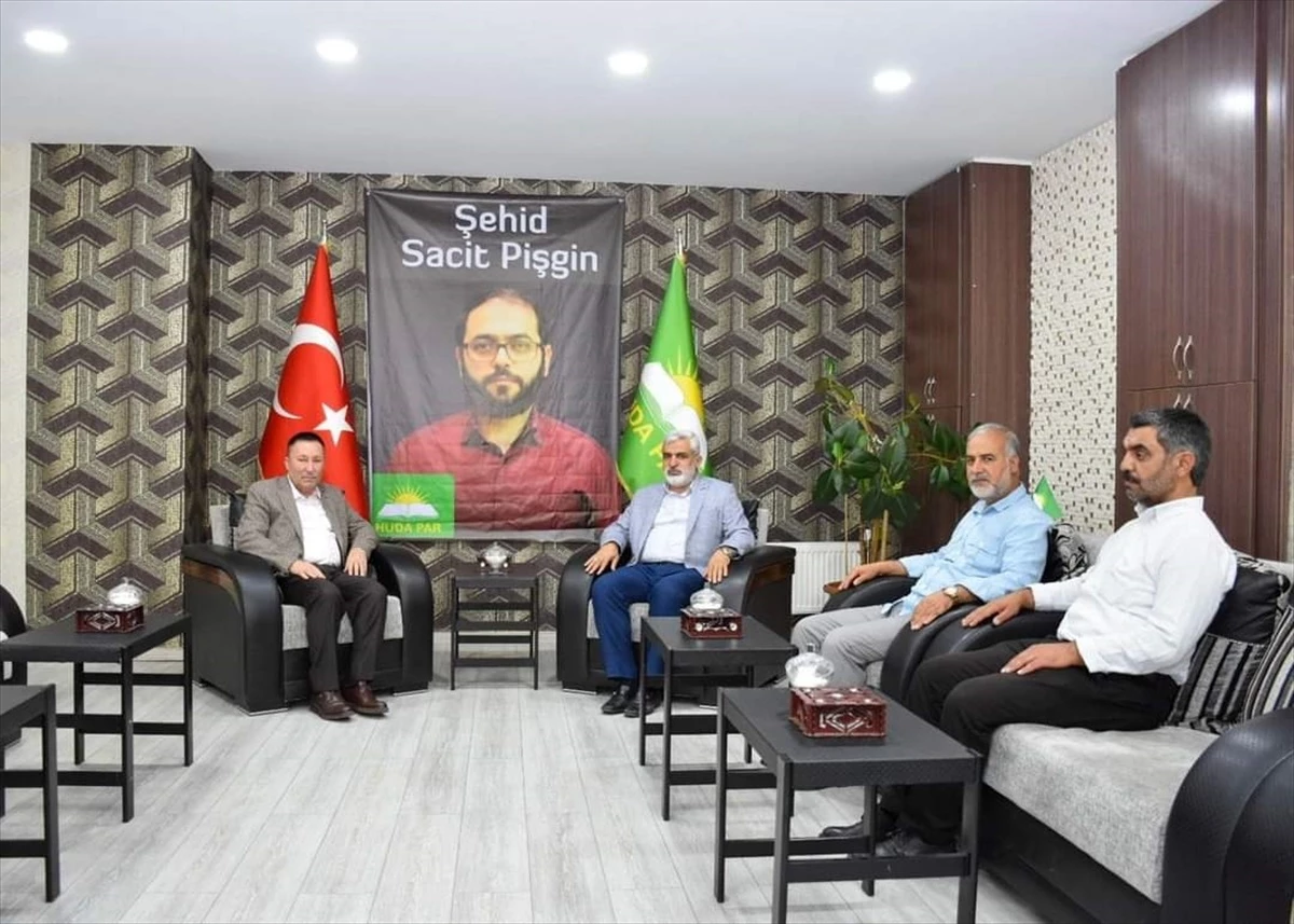 Bağlar Belediye Başkanı Hüseyin Beyoğlu, HÜDA PAR Adana İl Başkanı Salih Demir\'in yaralandığı saldırıyla ilgili Diyarbakır\'daki il binasını ziyaret etti