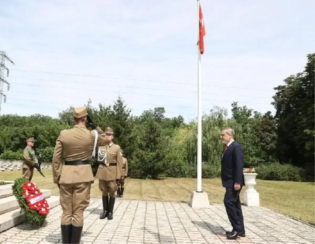 Dışişleri Bakanı Hakan Fidan, Macaristan\'da Türk Şehitliği\'ni ziyaret etti