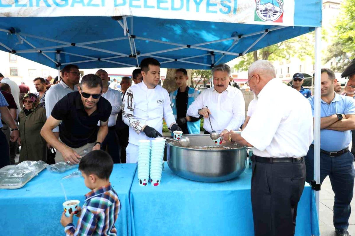 Melikgazi Belediye Başkanı Doç. Dr. Mustafa Palancıoğlu, Aşure Günü\'nde Vatandaşlara Aşure İkram Etti