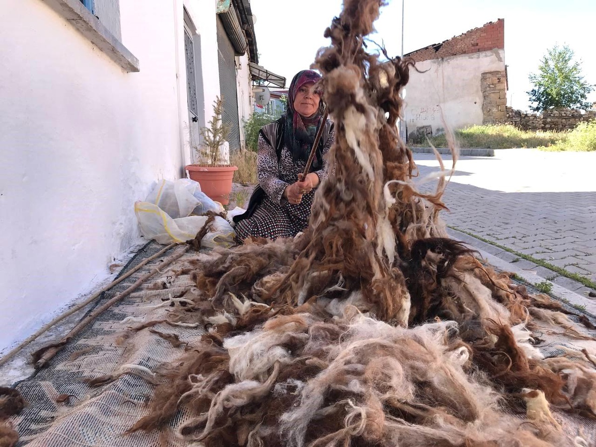 Bayburtlu Kadınlar Yün Çırpmaya Devam Ediyor