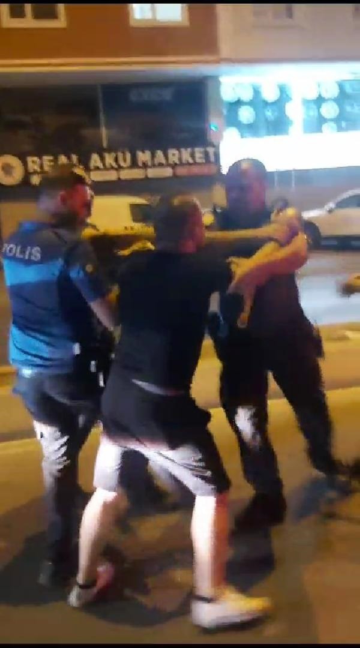 Beylikdüzü\'nde müzik yasağına tepki: Polis ekipleriyle arbede yaşandı