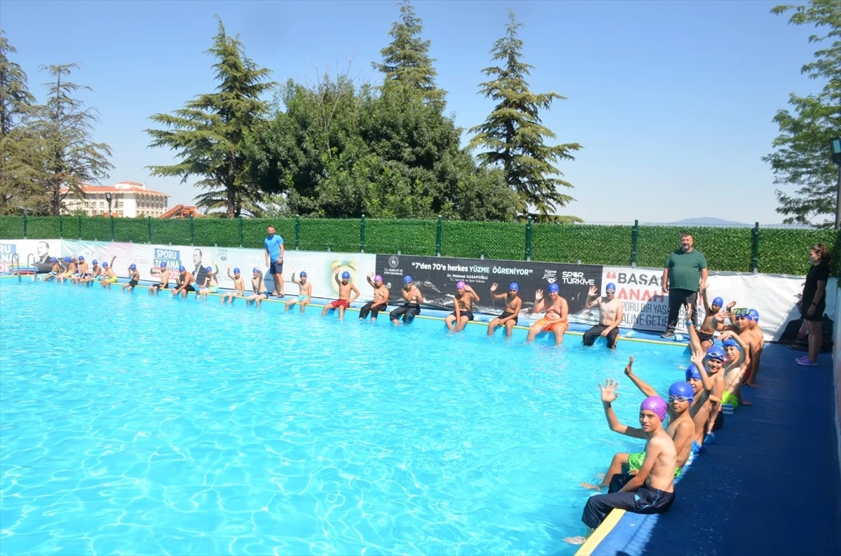 Eskişehir Beylikova\'da Öğrencilere Ücretsiz Yüzme Eğitimi Veriliyor