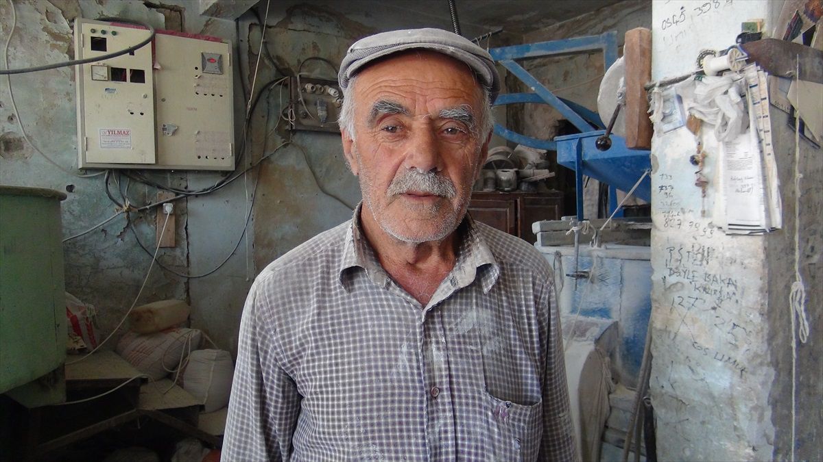 Bitlis\'te 66 yaşındaki Abdullah Ak, 40 yıldır değirmende çalışarak ailesinin geçimini sağlıyor