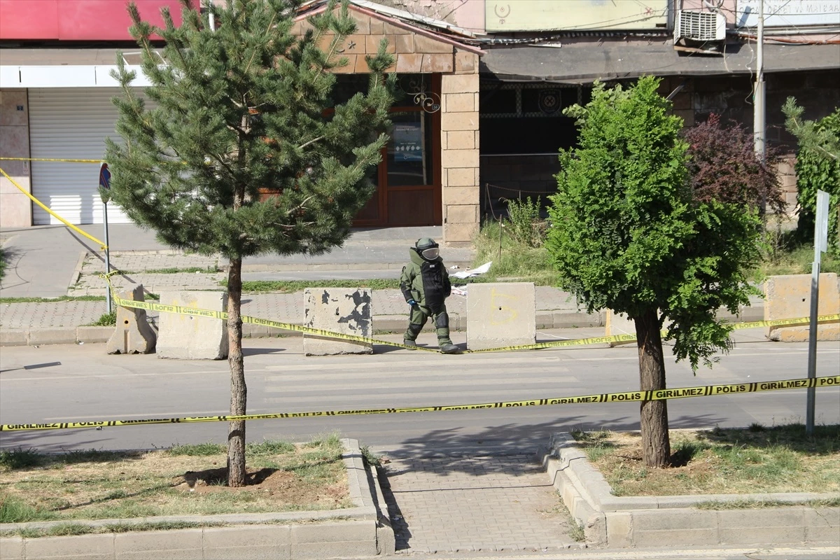 Bitlis\'te Hükümet Konağı Önünde Şüpheli Poşet Patlatıldı
