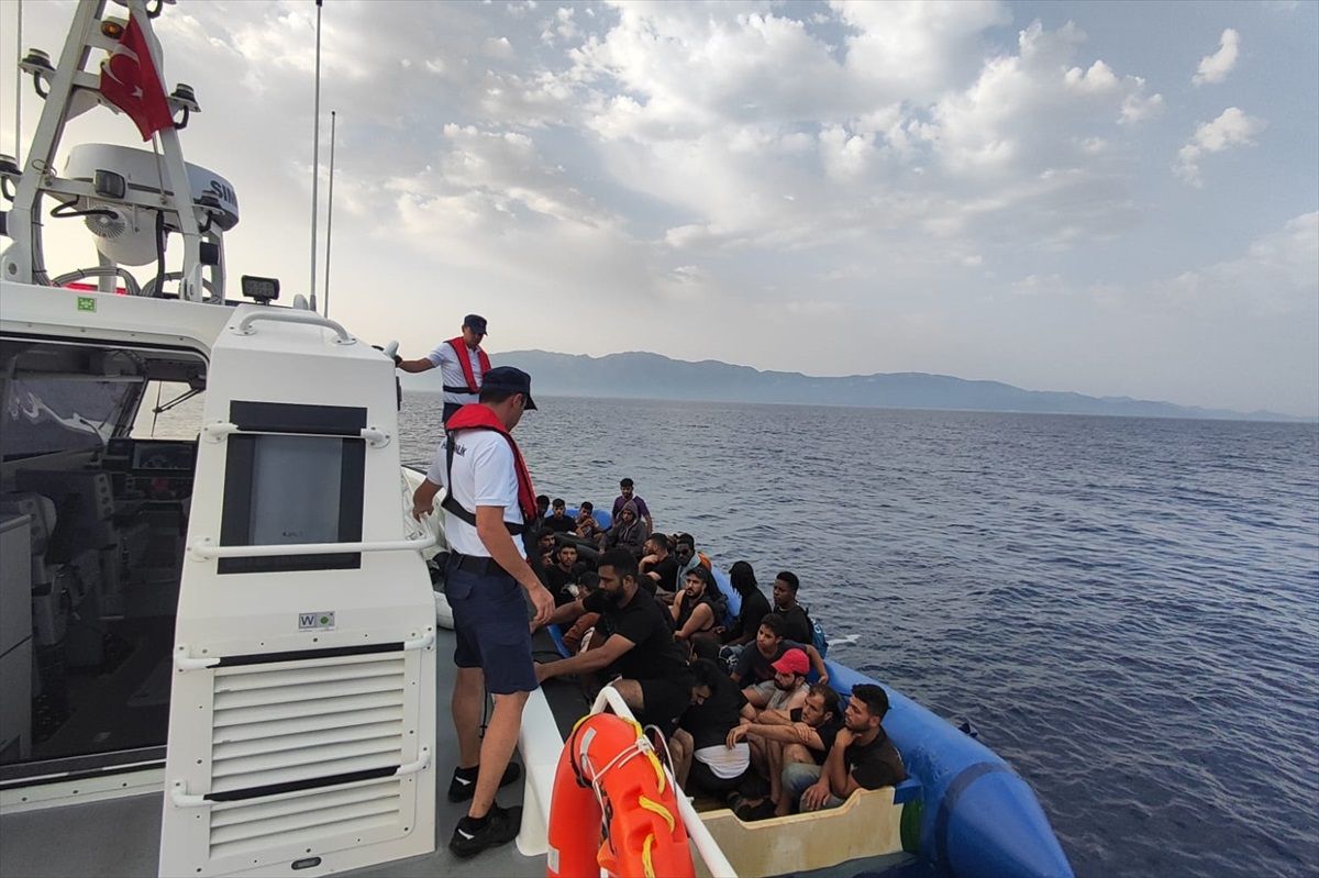 Yunanistan unsurları tarafından geri itilen göçmenler Türk kara sularına çıkarıldı