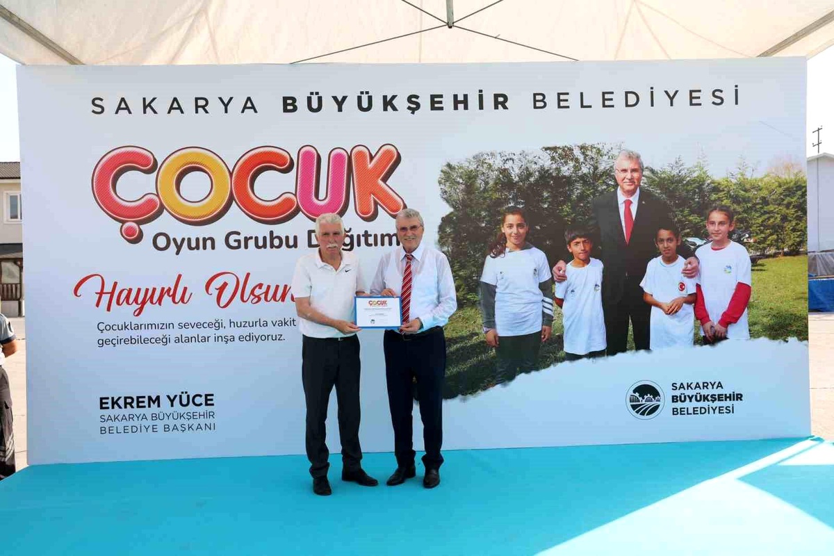 Sakarya Büyükşehir Belediye Başkanı Ekrem Yüce 81 mahalleye çocuk oyun gruplarını teslim etti