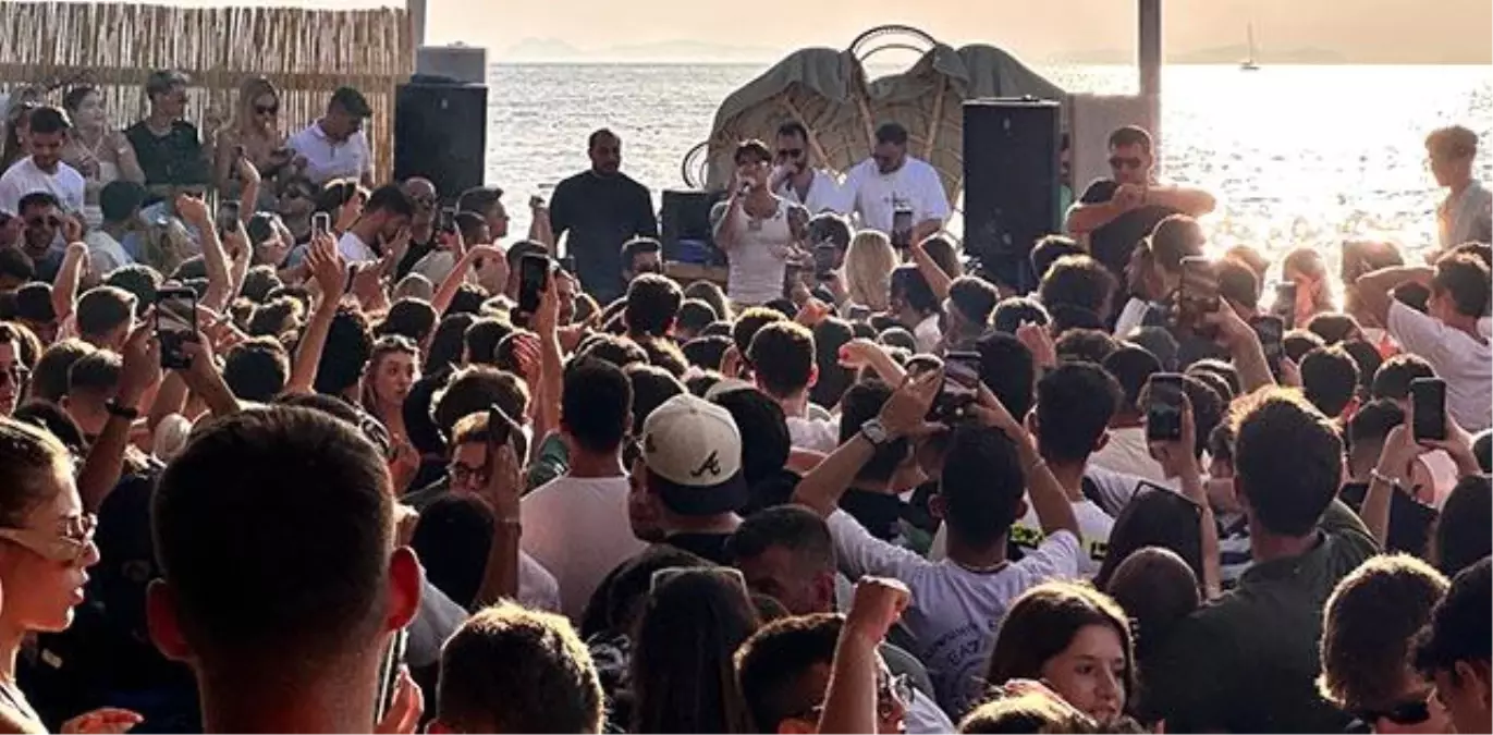 Çakal, 800 kişilik izleyici kitlesiyle unutulmaz bir konser verdi