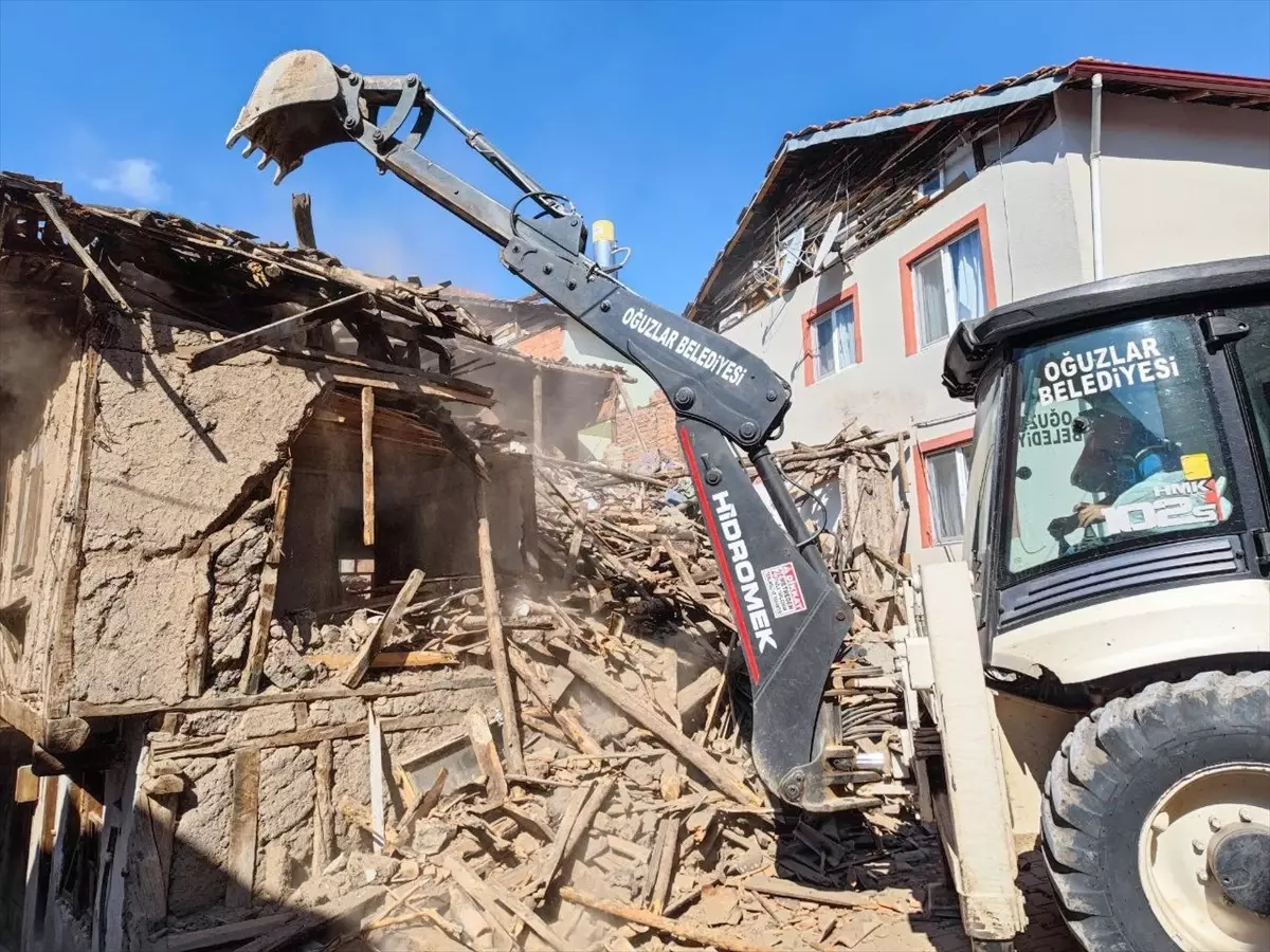 Çorum Oğuzlar Belediyesi Metruk Evlerden Çıkan Odunları İhtiyaç Sahiplerine Dağıtıyor