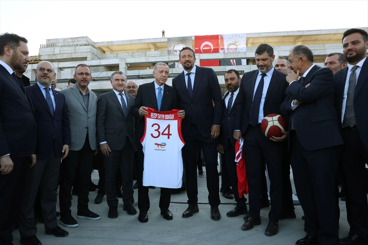Cumhurbaşkanı Erdoğan: "(Abdi İpekçi Basketbol Gelişim Merkezi) Yeni projemizi bir spor salonundan öte her açıdan göz kamaştıran modern bir spor...