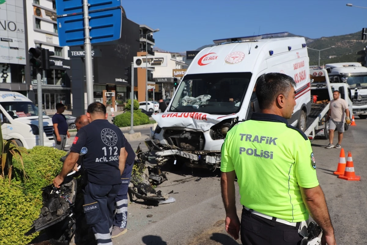 Denizli\'de Ambulans ve Otomobil Çarpıştı: 4 Yaralı