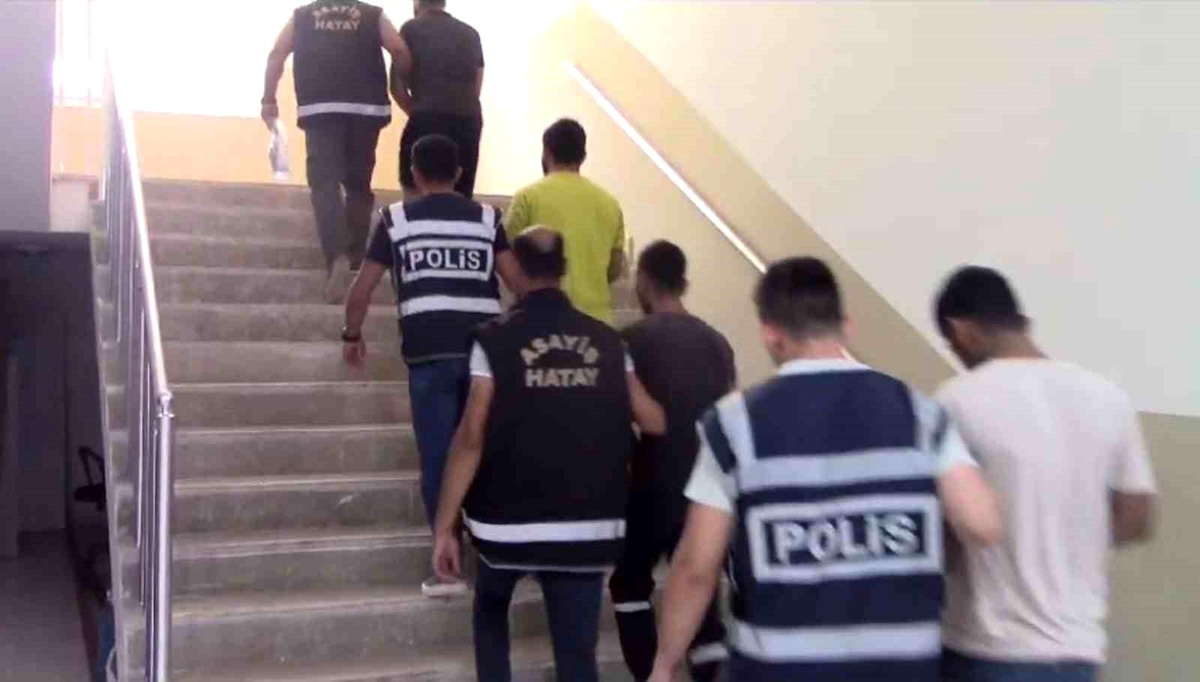 Antakya\'da deprem bölgesinde hırsızlık yapan 10 kişi suçüstü yakalandı
