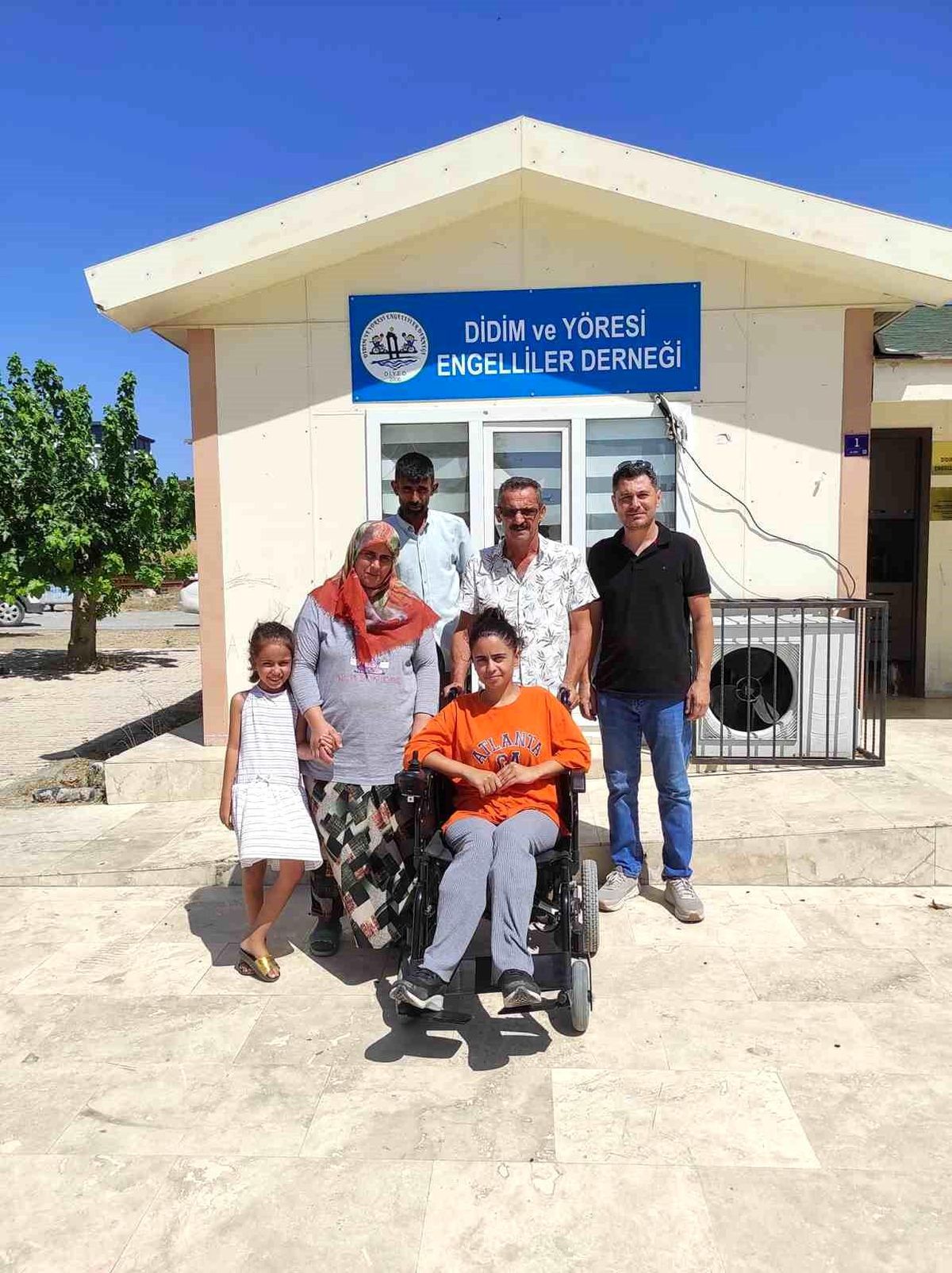 Didim ve Yöresi Engelliler Derneği, Helin Özkaya\'ya Akülü Tekerlekli Sandalye Teslim Etti