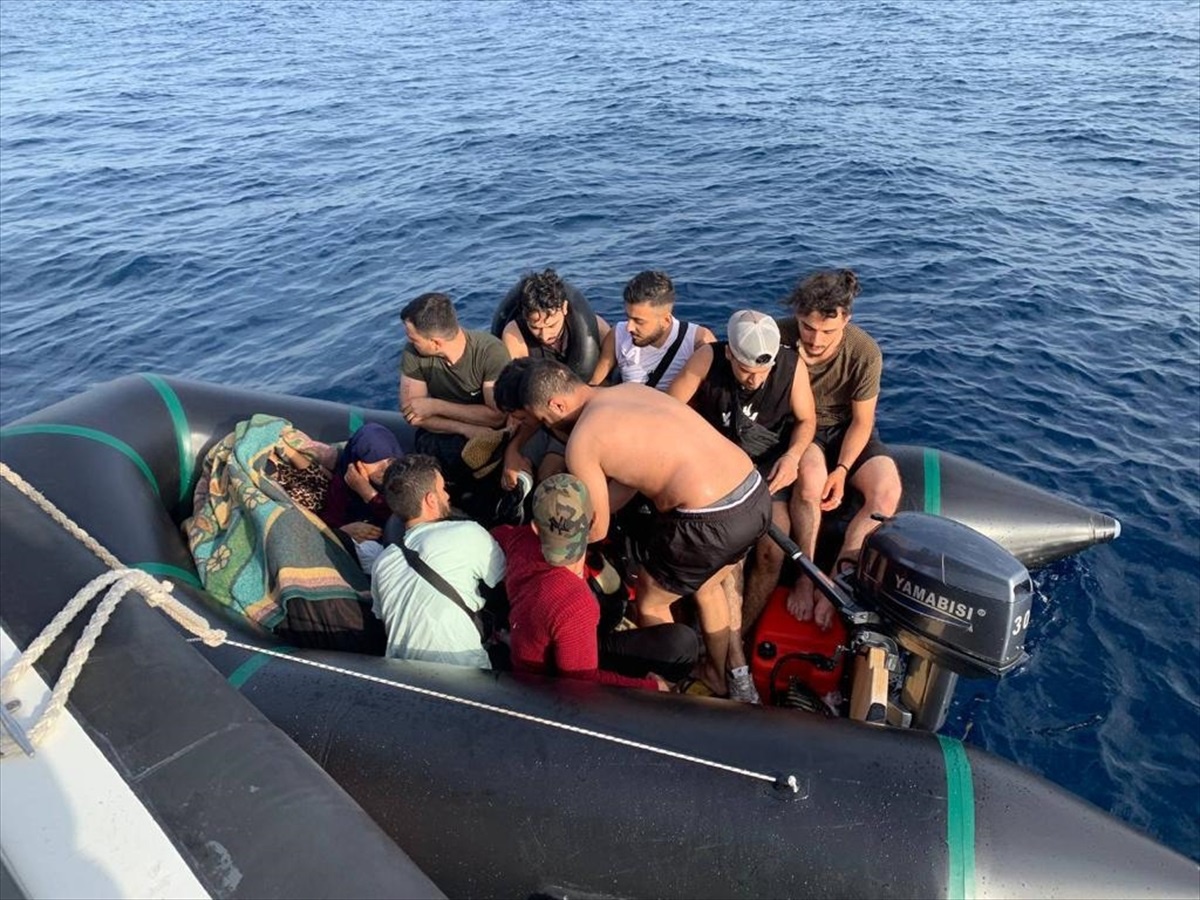 İzmir Dikili\'de 54 düzensiz göçmen ve 1 kaçakçı yakalandı