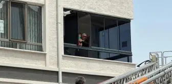 Küçük çocuk daire kapısında mahsur kaldı, itfaiye ekipleri kurtardı