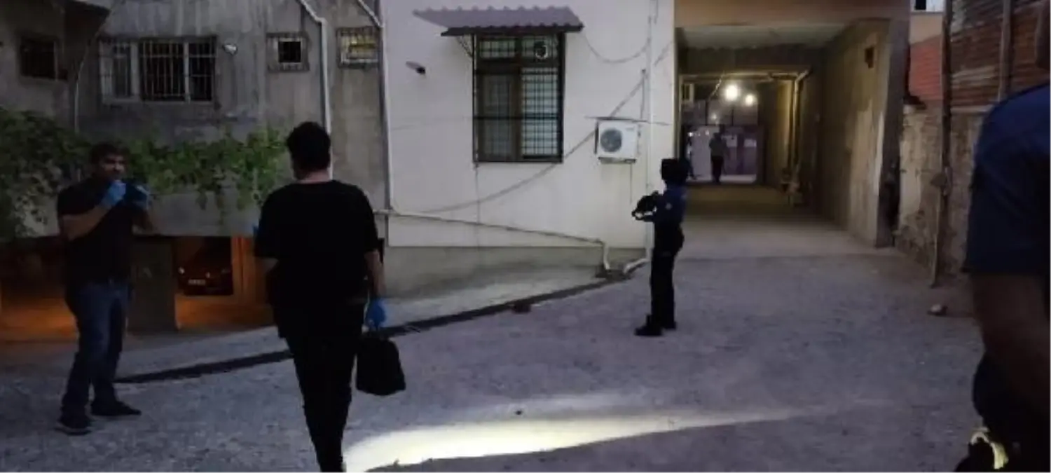 Elazığ'da Ev Sahibinin Fark Ettiği Hırsız Kaçarken Eşyaları Düşürdü