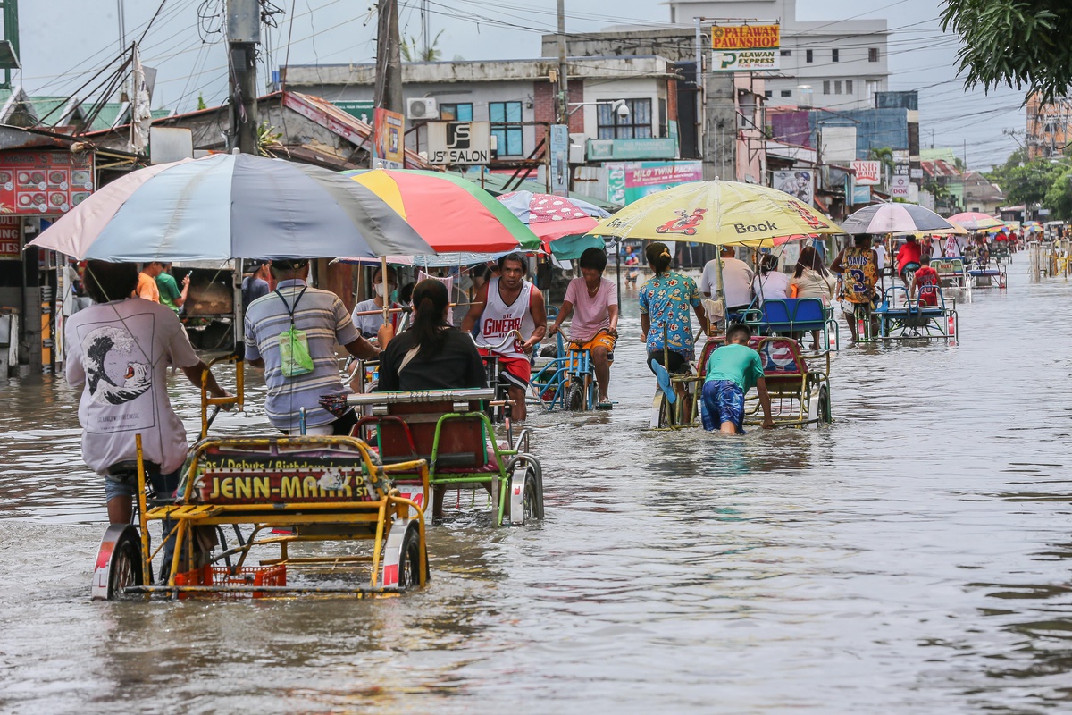 Filipinler\'de Doksuri Tayfunu Sonucu 13 Kişi Hayatını Kaybetti