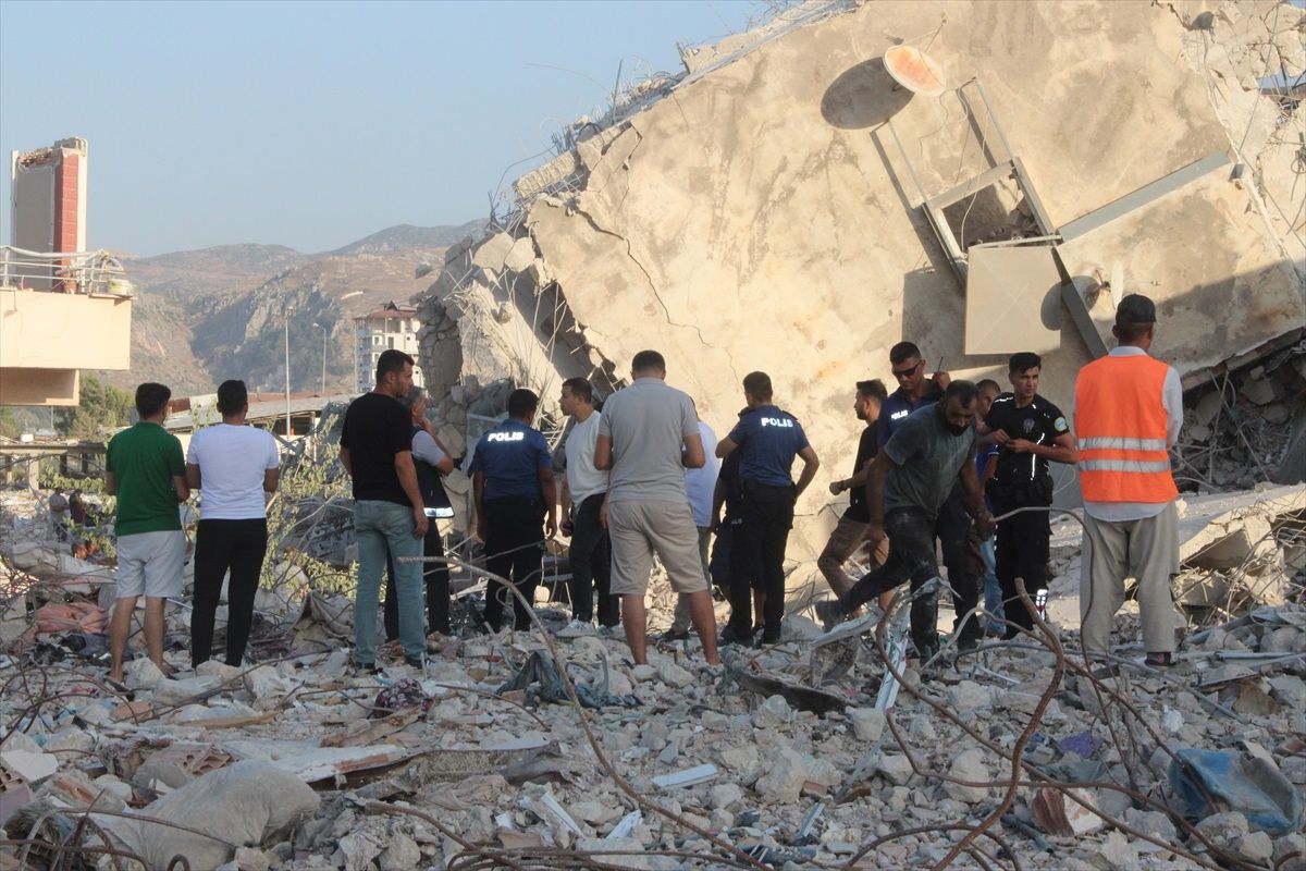 Antakya\'da yıkım çalışması sırasında çöken binanın altında kalan iş makinesi operatörü kurtarıldı
