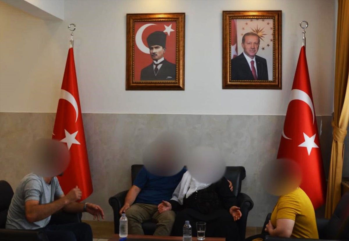 Jandarma Genel Komutanlığı, PKK\'dan kaçan 2 teröristi aileleriyle buluşturdu
